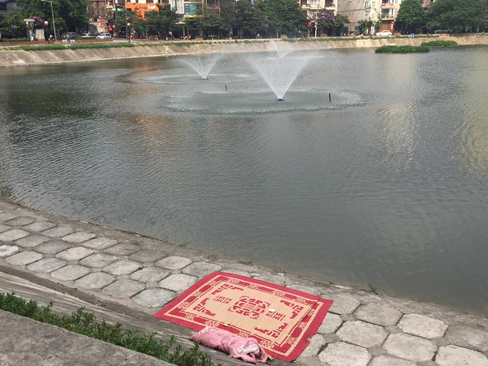 Hà Nội: Đi tập thể dục, người dân bàng hoàng phát hiện thi thể người đàn ông nổi lập lờ trên hồ Ngọc Khánh