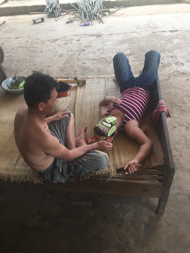 Bố ra vườn hái dưa chuột đắp mặt nạ cho mẹ: Hình ảnh đẹp nhất ngày hôm nay Bố ra vườn hái dưa chuột đắp mặt nạ cho mẹ: Hình ảnh đẹp nhất ngày hôm nay