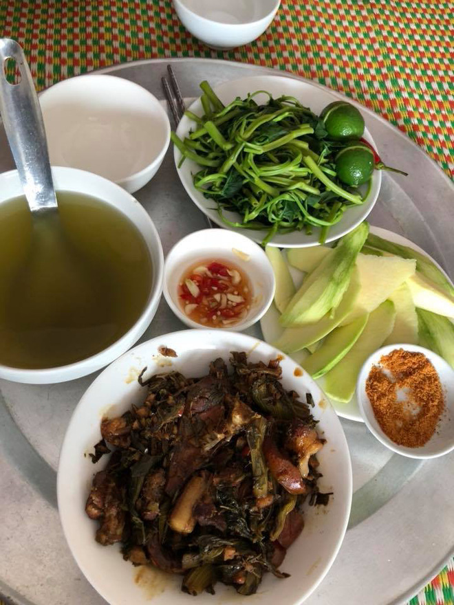 Bức ảnh mâm cơm 5 người ăn chưa đến 30 nghìn, lại vừa bế con vừa nấu của mẹ trẻ gây tranh cãi