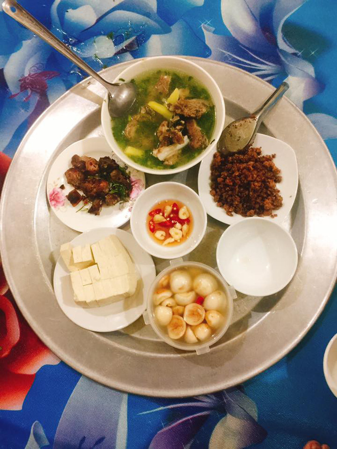 Bức ảnh mâm cơm 5 người ăn chưa đến 30 nghìn, lại vừa bế con vừa nấu của mẹ trẻ gây tranh cãi