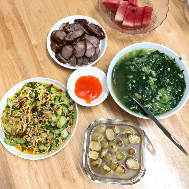 Bức ảnh mâm cơm 5 người ăn chưa đến 30 nghìn, lại vừa bế con vừa nấu của mẹ trẻ gây tranh cãi Bức ảnh mâm cơm 5 người ăn chưa đến 30 nghìn, lại vừa bế con vừa nấu của mẹ trẻ gây tranh cãi