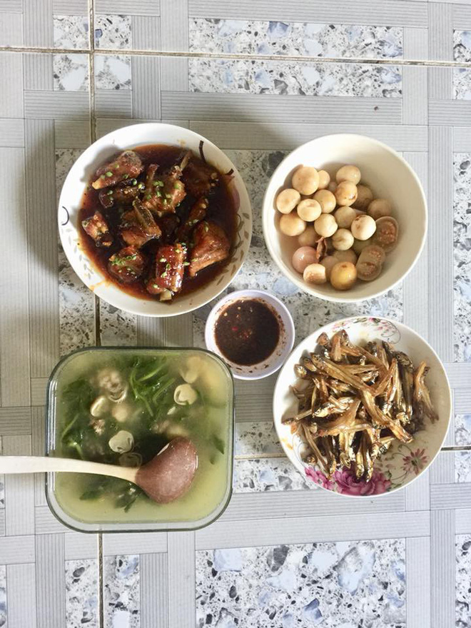 Bức ảnh mâm cơm 5 người ăn chưa đến 30 nghìn, lại vừa bế con vừa nấu của mẹ trẻ gây tranh cãi Bức ảnh mâm cơm 5 người ăn chưa đến 30 nghìn, lại vừa bế con vừa nấu của mẹ trẻ gây tranh cãi