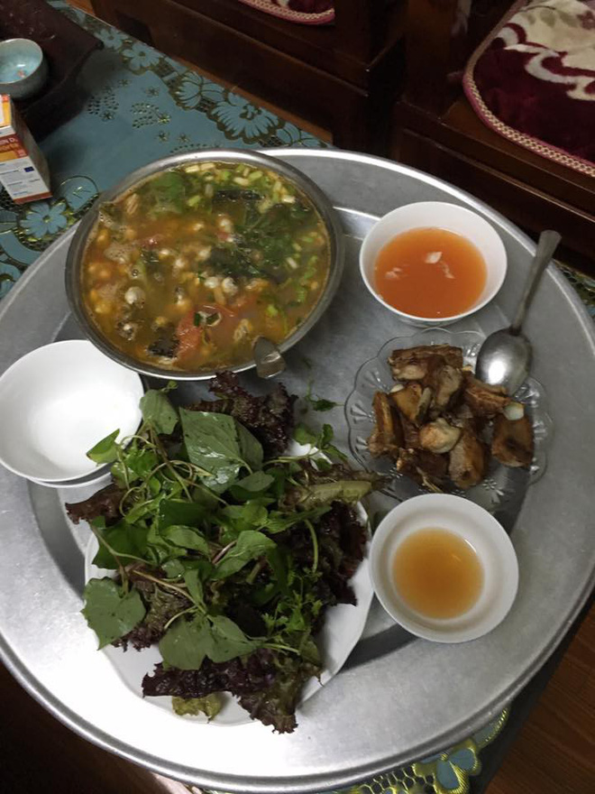 Bức ảnh mâm cơm 5 người ăn chưa đến 30 nghìn, lại vừa bế con vừa nấu của mẹ trẻ gây tranh cãi Bức ảnh mâm cơm 5 người ăn chưa đến 30 nghìn, lại vừa bế con vừa nấu của mẹ trẻ gây tranh cãi