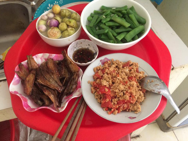 Bức ảnh mâm cơm 5 người ăn chưa đến 30 nghìn, lại vừa bế con vừa nấu của mẹ trẻ gây tranh cãi Bức ảnh mâm cơm 5 người ăn chưa đến 30 nghìn, lại vừa bế con vừa nấu của mẹ trẻ gây tranh cãi