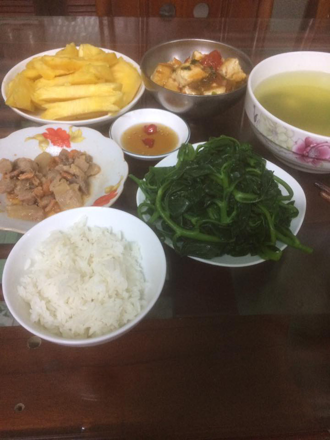 Bức ảnh mâm cơm 5 người ăn chưa đến 30 nghìn, lại vừa bế con vừa nấu của mẹ trẻ gây tranh cãi Bức ảnh mâm cơm 5 người ăn chưa đến 30 nghìn, lại vừa bế con vừa nấu của mẹ trẻ gây tranh cãi