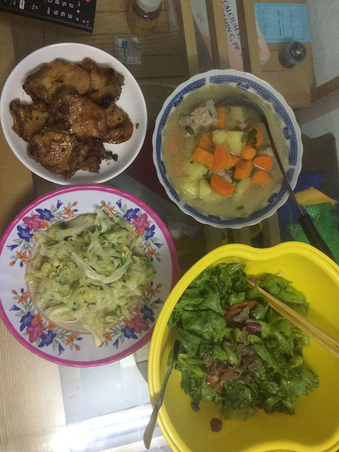 Bức ảnh mâm cơm 5 người ăn chưa đến 30 nghìn, lại vừa bế con vừa nấu của mẹ trẻ gây tranh cãi Bức ảnh mâm cơm 5 người ăn chưa đến 30 nghìn, lại vừa bế con vừa nấu của mẹ trẻ gây tranh cãi