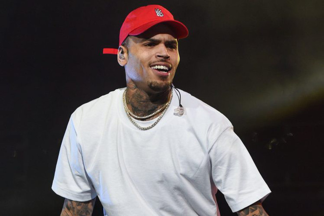 Chris Brown bị đòi hàng trăm tỷ đồng vì để bạn bè cưỡng hiếp nhiều phụ nữ tại nhà riêng