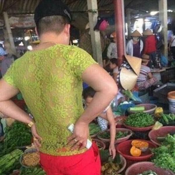 Thấy ông chồng dị hợm trong bộ váy của vợ, ai ai cũng cười cho đến khi biết sự thật