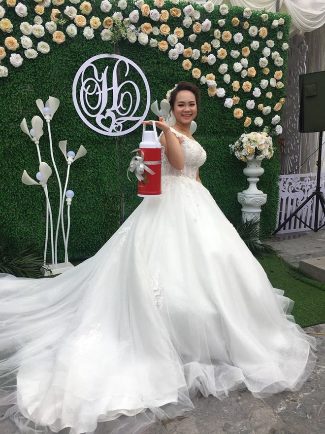 Có những người dành cả tuổi thanh xuân để đi ăn cưới và nghĩ trò troll cô dâu chú rể