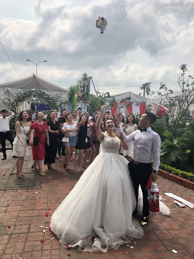 Có những người dành cả tuổi thanh xuân để đi ăn cưới và nghĩ trò troll cô dâu chú rể