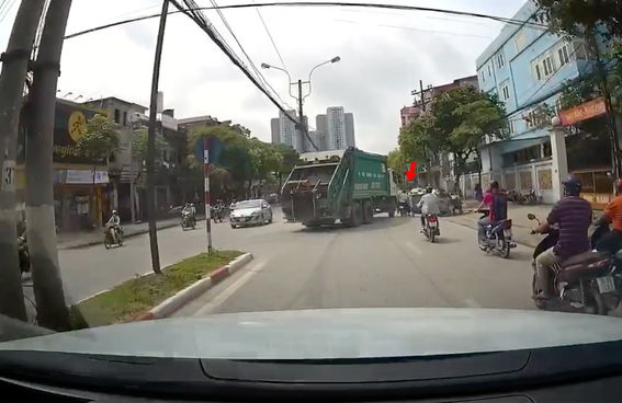 Hà Nội: Va chạm với xe rác đang quay đầu, người đàn ông thoát chết trong gang tấc