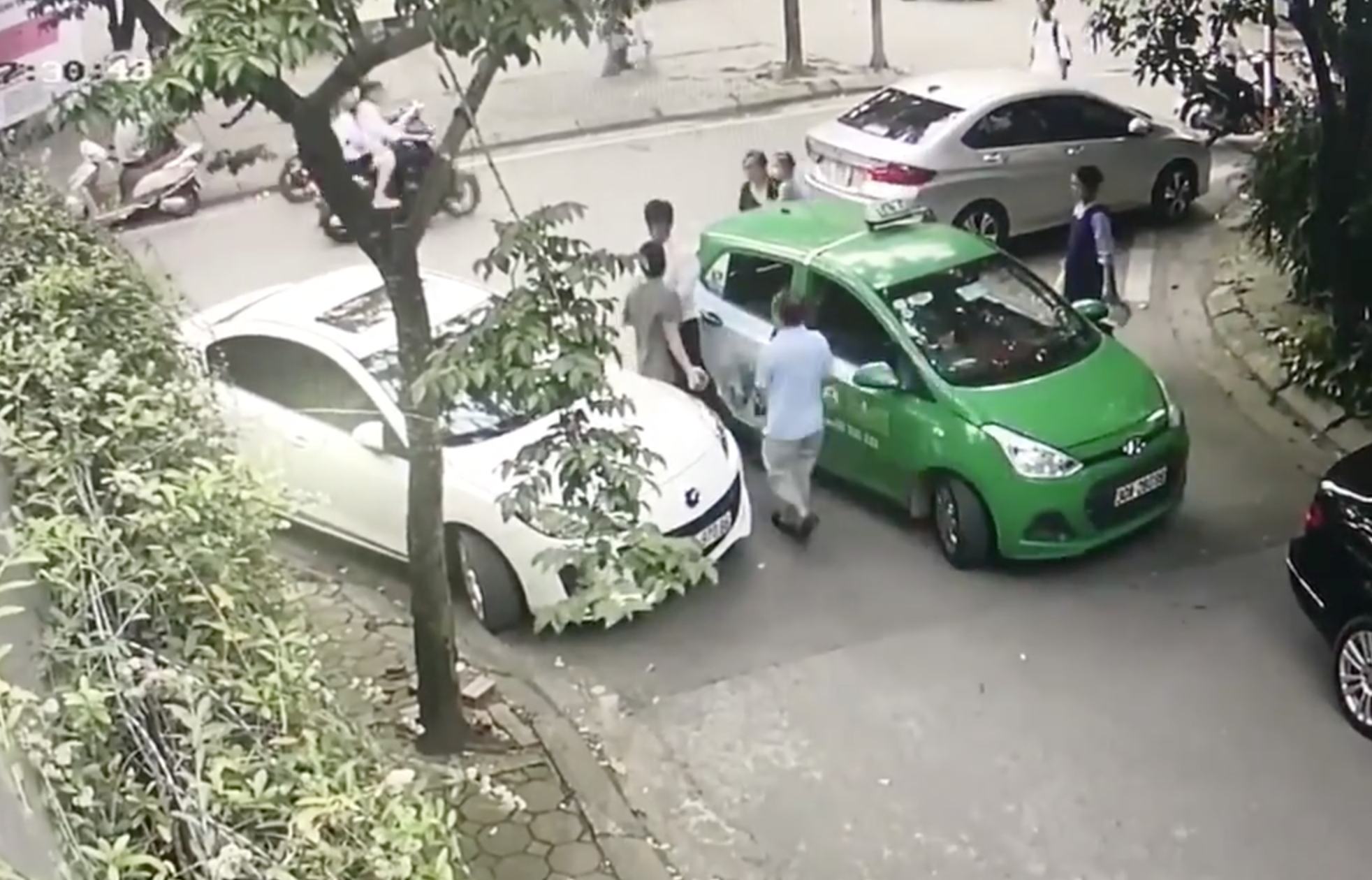 Hà Nội: Hai tài xế cầm gạch đánh nhau sau va chạm khiến một người đổ máu