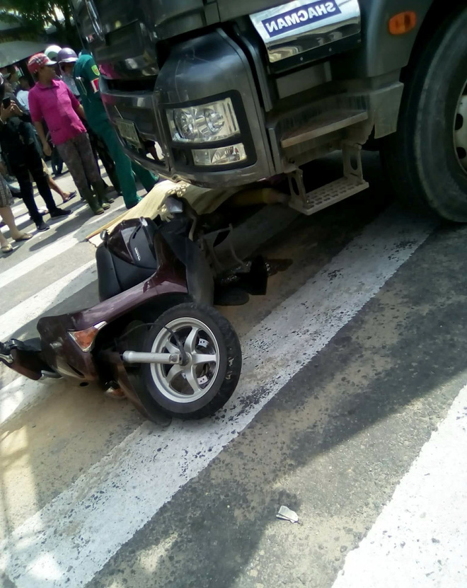 Vừa ở bệnh viện về, mẹ bị xe tải tông chết, con 12 tuổi nguy kịch
