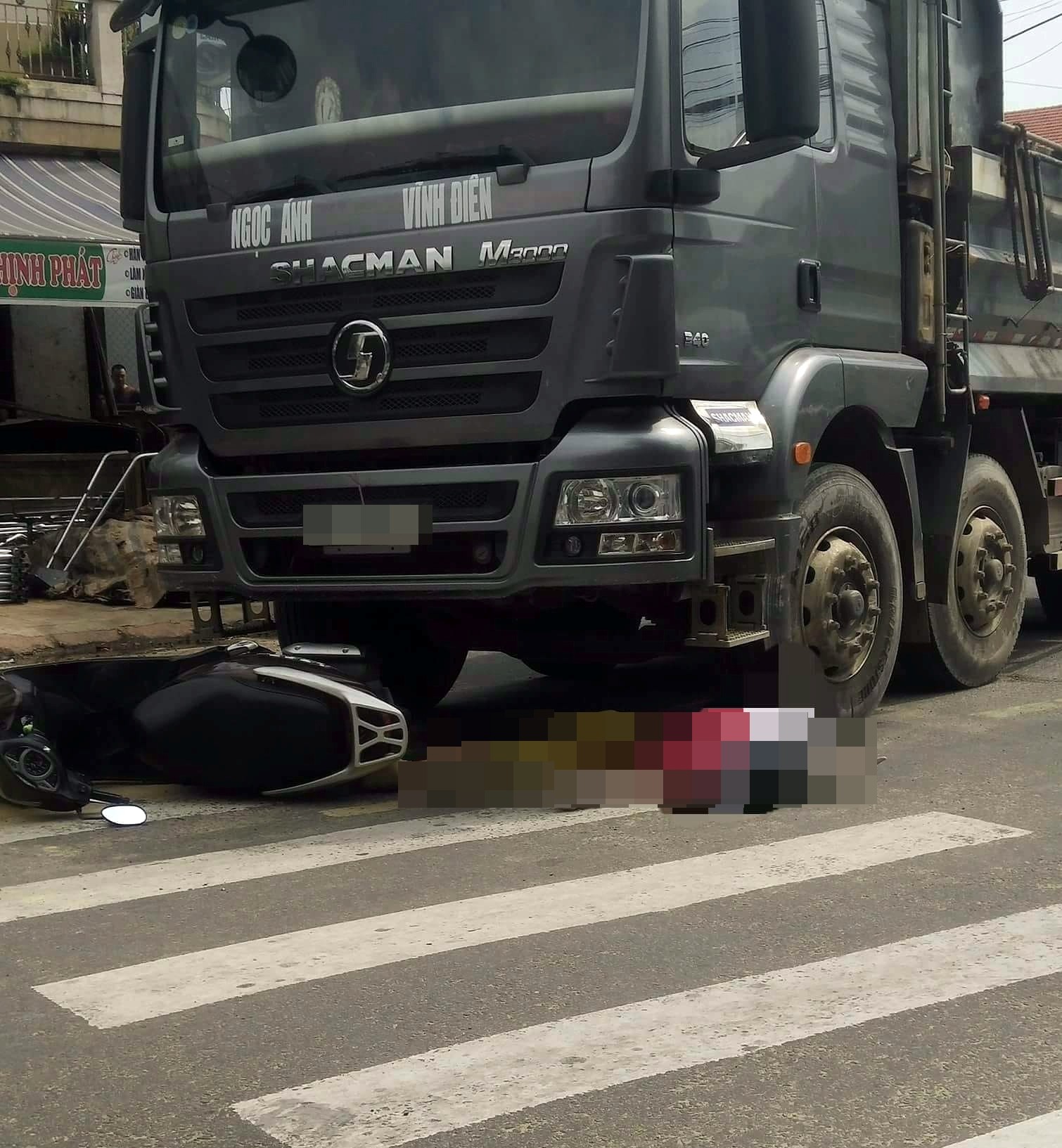 Vừa ở bệnh viện về, mẹ bị xe tải tông chết, con 12 tuổi nguy kịch