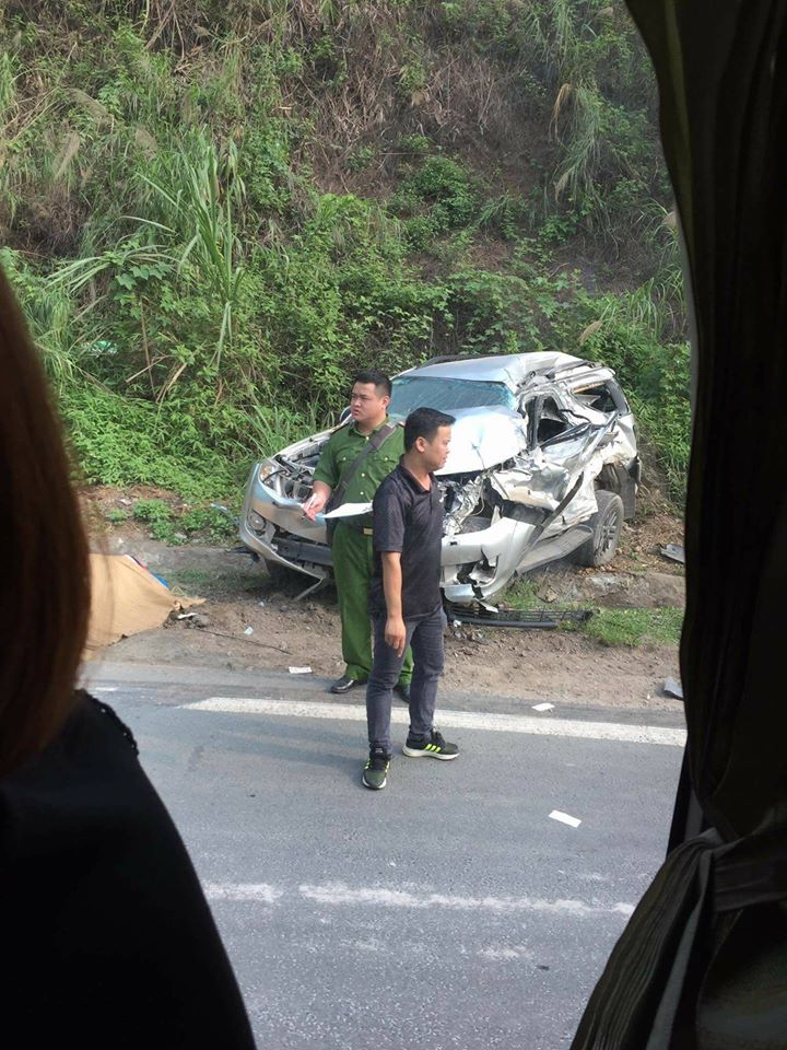 Xế hộp đối đầu xe tải kinh hoàng, 3 người thương vong