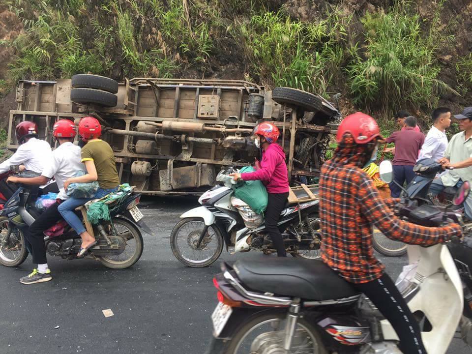 Xế hộp đối đầu xe tải kinh hoàng, 3 người thương vong