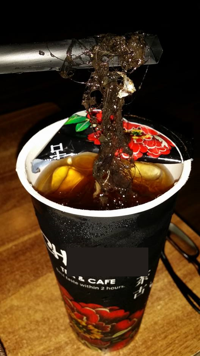 Tố trà sữa của một thương hiệu có tiếng Hà Nội có cả búi tóc và rác, khách hàng còn bị nghi ngờ bịa chuyện chơi xấu