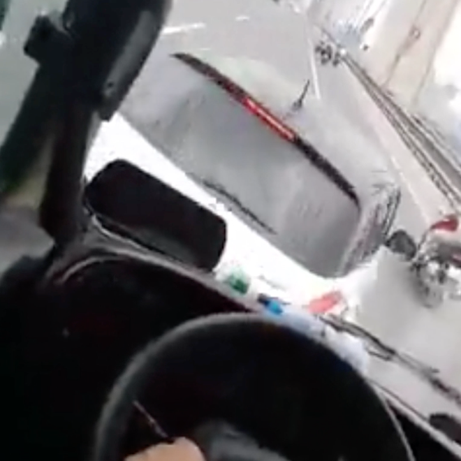 Clip: Nữ tài xế ô tô chuyển làn theo phong cách ninja Lead rồi ăn trọn cú đâm của xe khách đi đằng sau