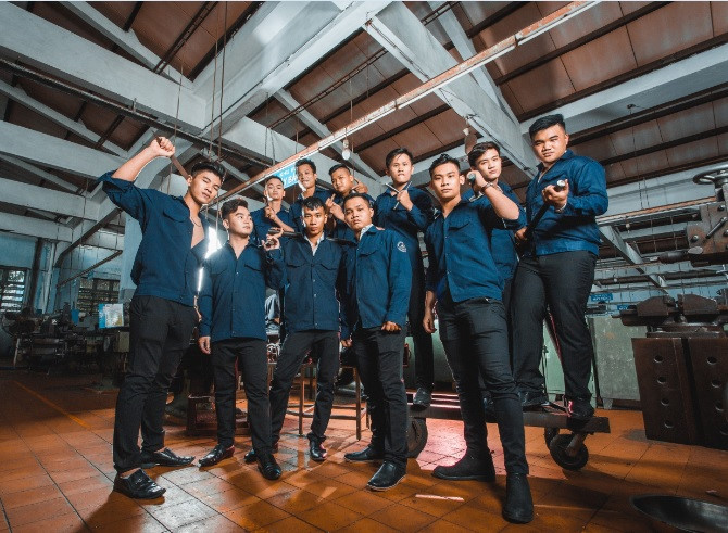 Ảnh kỷ yếu đúng chất dân cơ khí của sinh viên Sài Gòn