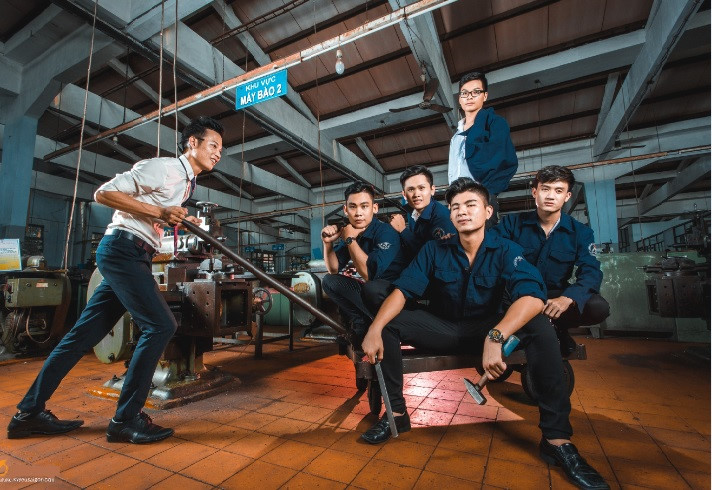 Ảnh kỷ yếu đúng chất dân cơ khí của sinh viên Sài Gòn