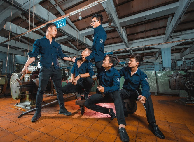 Ảnh kỷ yếu đúng chất dân cơ khí của sinh viên Sài Gòn