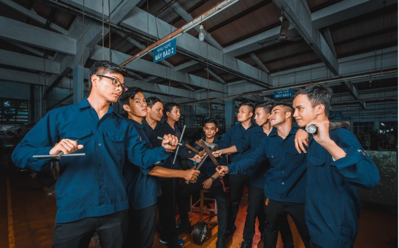 Ảnh kỷ yếu đúng chất dân cơ khí của sinh viên Sài Gòn