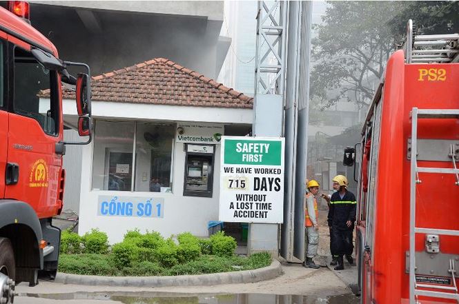 Hàng loạt xe biến dạng sau vụ cháy ở toà nhà Bệnh viện Việt-Pháp