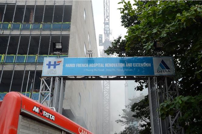 Hàng loạt xe biến dạng sau vụ cháy ở toà nhà Bệnh viện Việt-Pháp