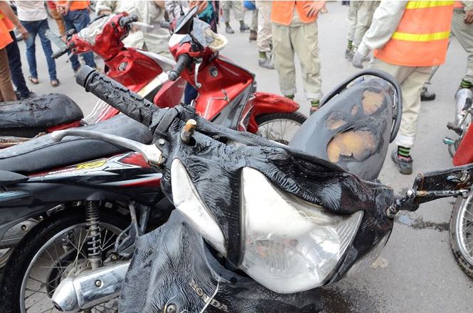 Hàng loạt xe biến dạng sau vụ cháy ở toà nhà Bệnh viện Việt-Pháp