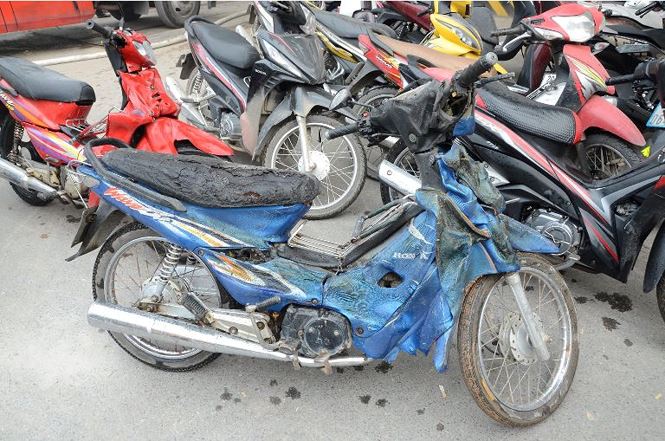 Hàng loạt xe biến dạng sau vụ cháy ở toà nhà Bệnh viện Việt-Pháp