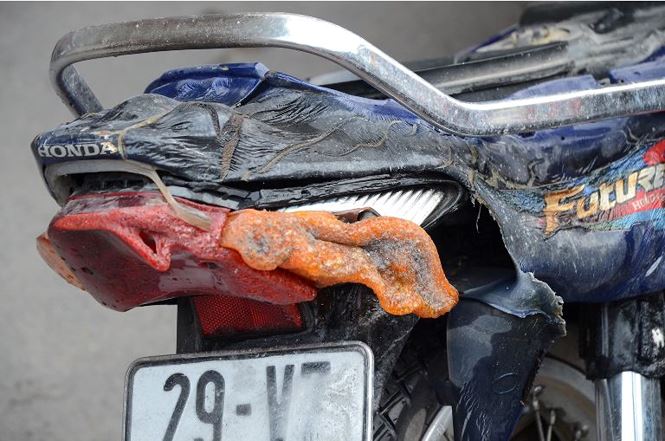 Hàng loạt xe biến dạng sau vụ cháy ở toà nhà Bệnh viện Việt-Pháp