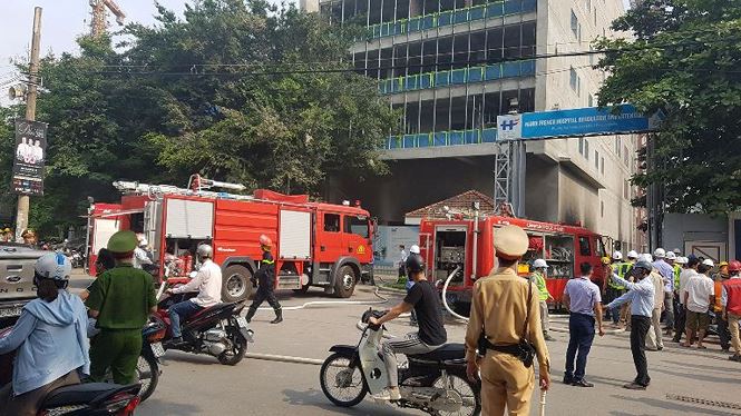 Hàng loạt xe biến dạng sau vụ cháy ở toà nhà Bệnh viện Việt-Pháp