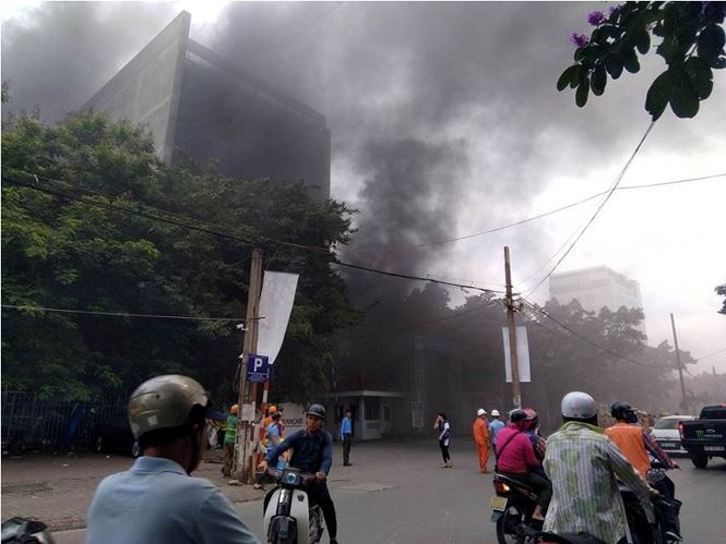Hàng loạt xe biến dạng sau vụ cháy ở toà nhà Bệnh viện Việt-Pháp