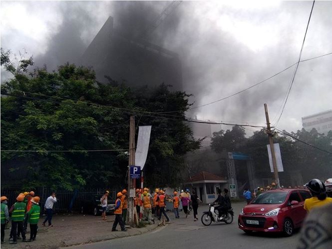 Hàng loạt xe biến dạng sau vụ cháy ở toà nhà Bệnh viện Việt-Pháp