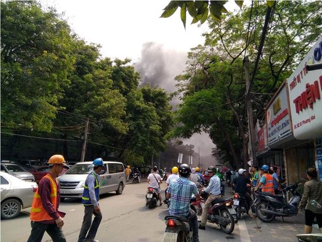 Hàng loạt xe biến dạng sau vụ cháy ở toà nhà Bệnh viện Việt-Pháp