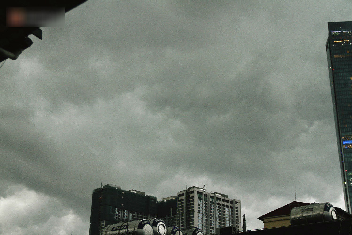 Sau bao ngày nắng nóng đổ lửa, Hà Nội đã có mưa trên diện rộng