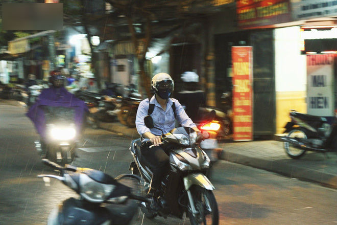 Sau bao ngày nắng nóng đổ lửa, Hà Nội đã có mưa trên diện rộng