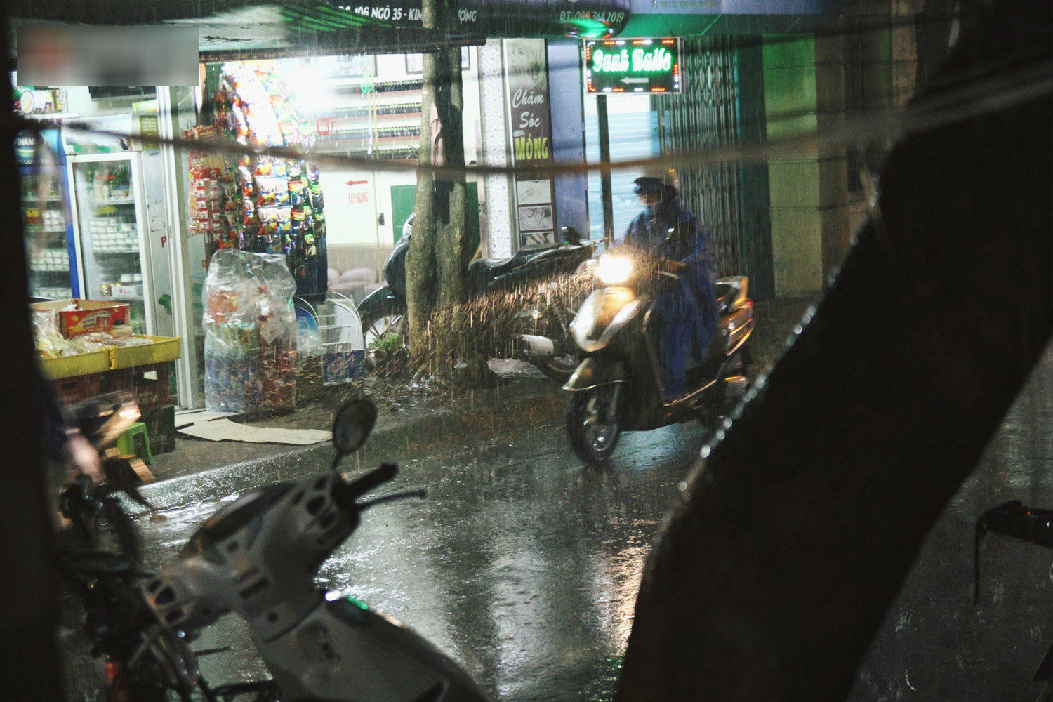 Sau bao ngày nắng nóng đổ lửa, Hà Nội đã có mưa trên diện rộng