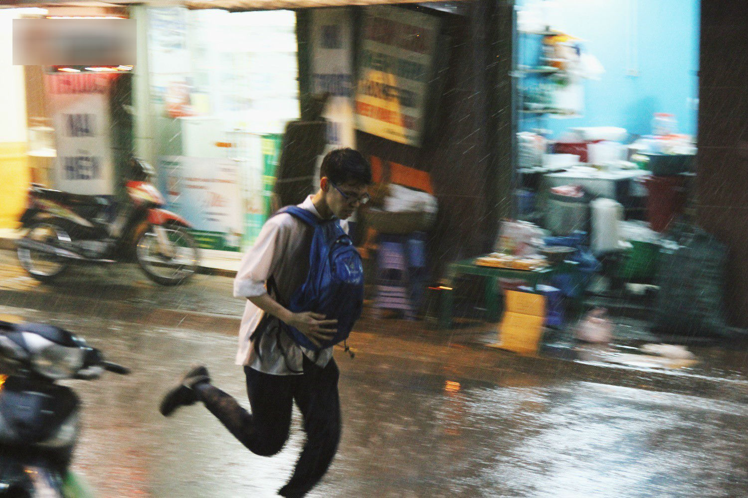 Sau bao ngày nắng nóng đổ lửa, Hà Nội đã có mưa trên diện rộng