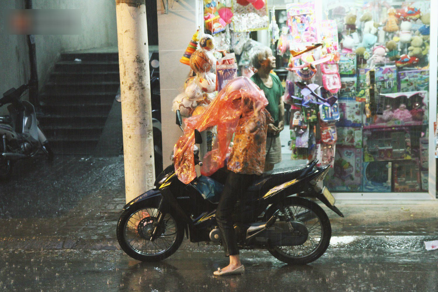 Sau bao ngày nắng nóng đổ lửa, Hà Nội đã có mưa trên diện rộng