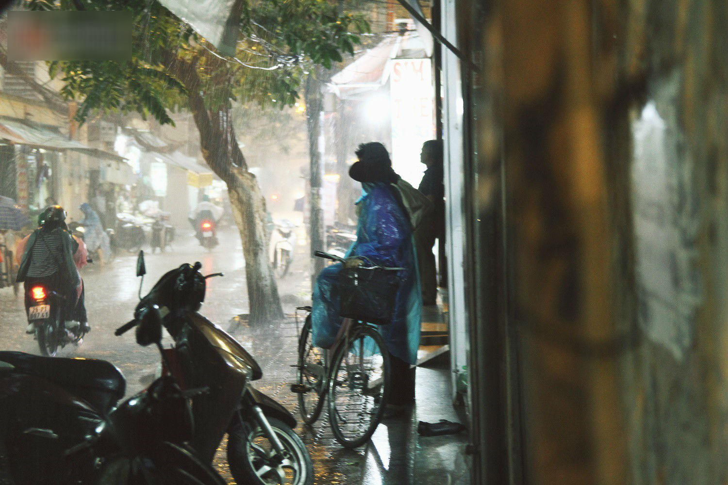 Sau bao ngày nắng nóng đổ lửa, Hà Nội đã có mưa trên diện rộng