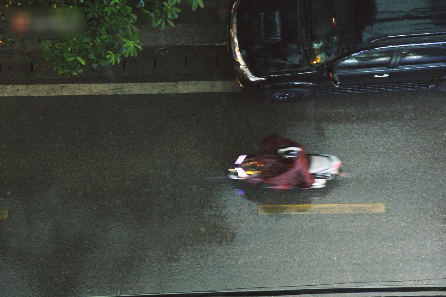 Sau bao ngày nắng nóng đổ lửa, Hà Nội đã có mưa trên diện rộng