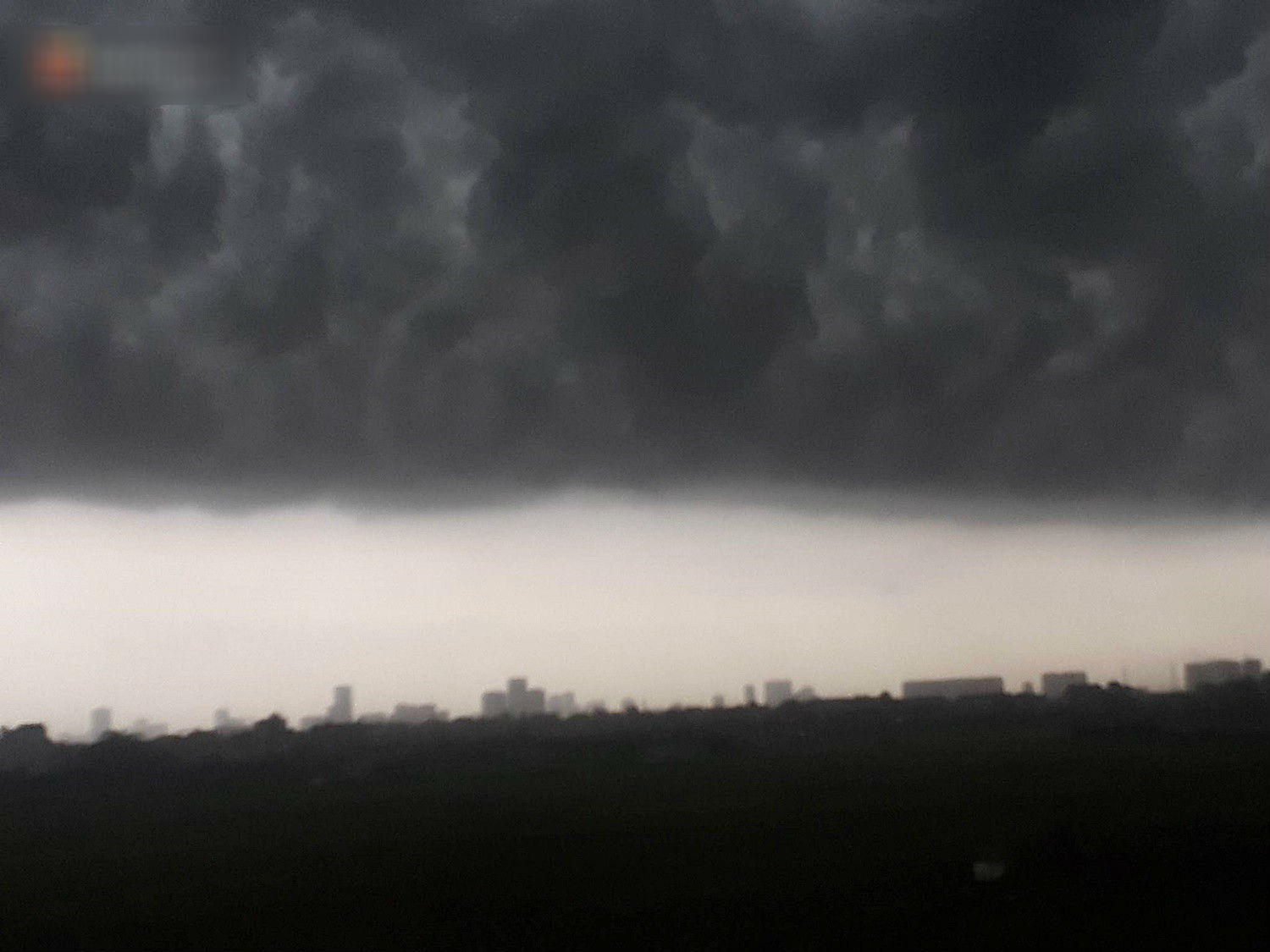 Sau bao ngày nắng nóng đổ lửa, Hà Nội đã có mưa trên diện rộng