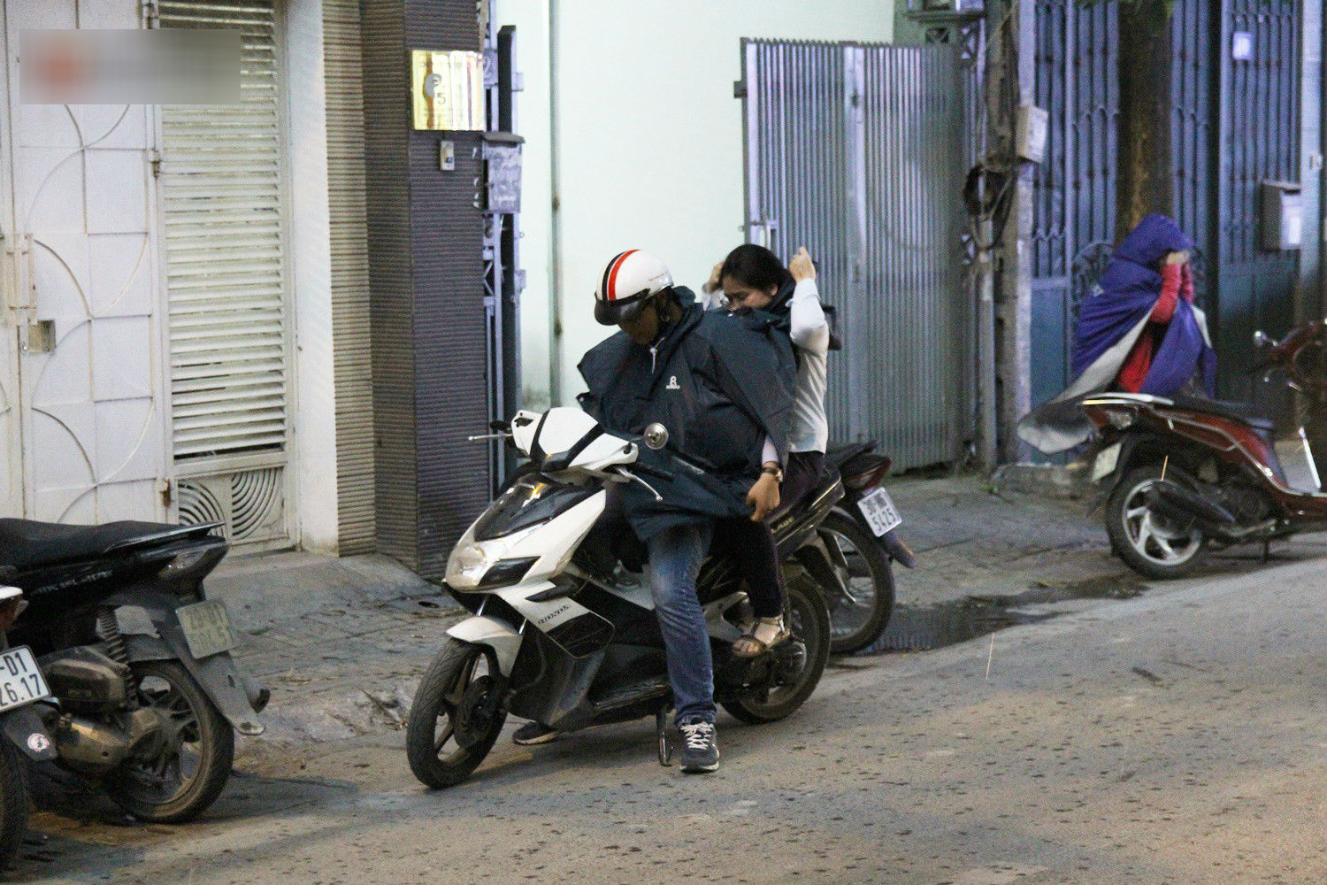 Sau bao ngày nắng nóng đổ lửa, Hà Nội đã có mưa trên diện rộng