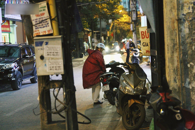 Sau bao ngày nắng nóng đổ lửa, Hà Nội đã có mưa trên diện rộng