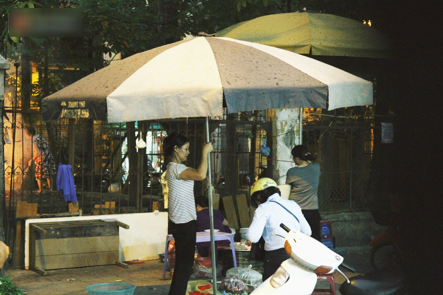 Sau bao ngày nắng nóng đổ lửa, Hà Nội đã có mưa trên diện rộng