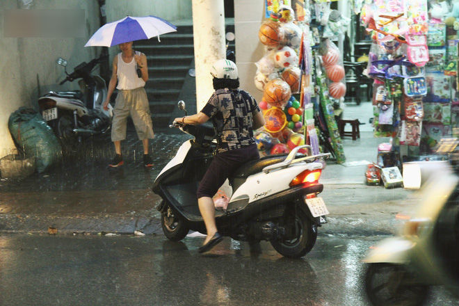 Sau bao ngày nắng nóng đổ lửa, Hà Nội đã có mưa trên diện rộng Sau bao ngày nắng nóng đổ lửa, Hà Nội đã có mưa trên diện rộng