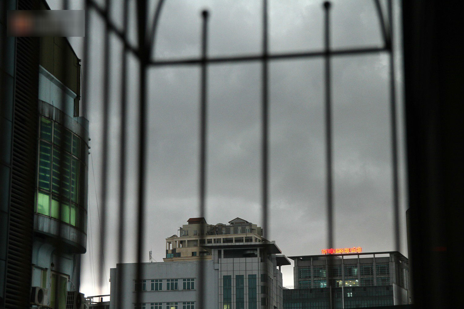 Sau bao ngày nắng nóng đổ lửa, Hà Nội đã có mưa trên diện rộng