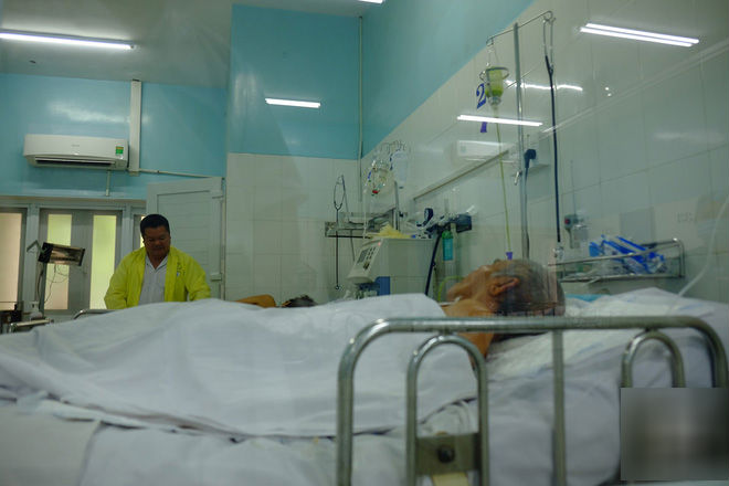 Sau câu hỏi cha chết chưa, vợ chồng con trai bỏ mặc cha già thoi thóp tại bệnh viện Gia Định