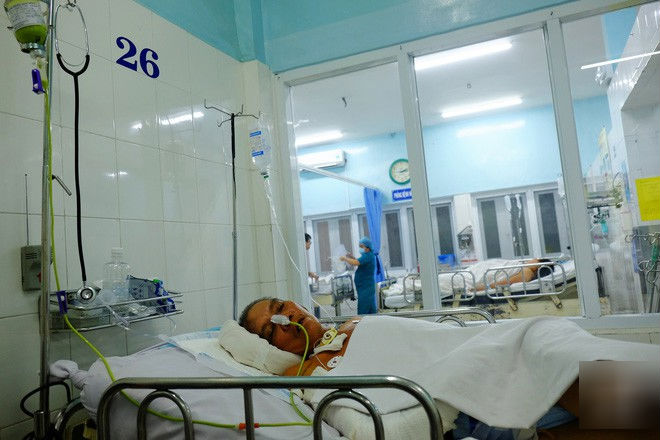 Sau câu hỏi cha chết chưa, vợ chồng con trai bỏ mặc cha già thoi thóp tại bệnh viện Gia Định
